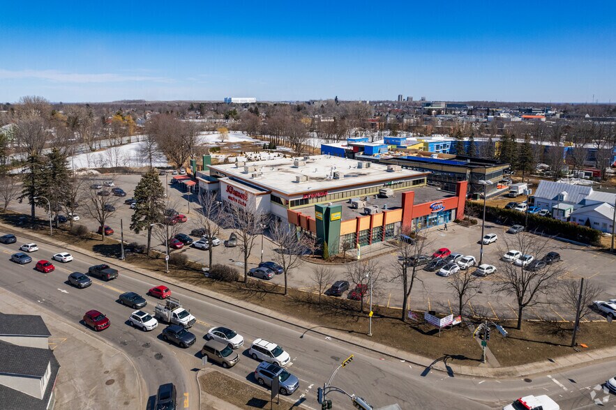 More Photos Of 1-19 Papineau, Joliette General Retail For Lease