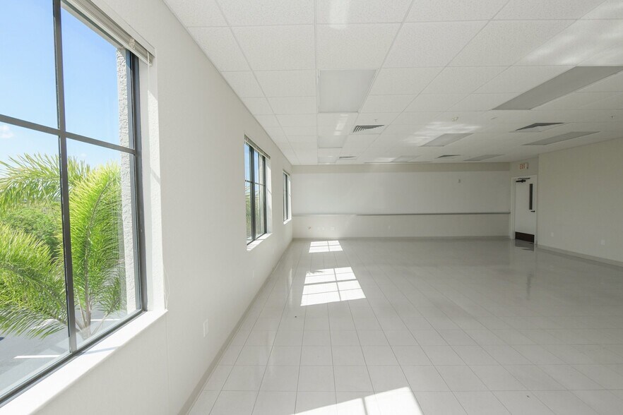 More Photos Of 5920 Pan American Blvd, North Port Medical For Lease