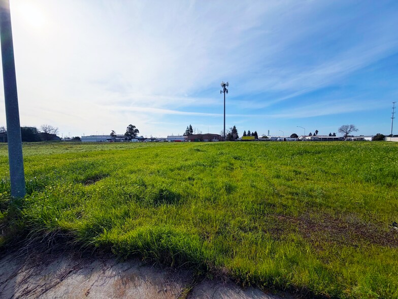 More Photos Of 695-710 Spaans Dr, Galt Land For Sale