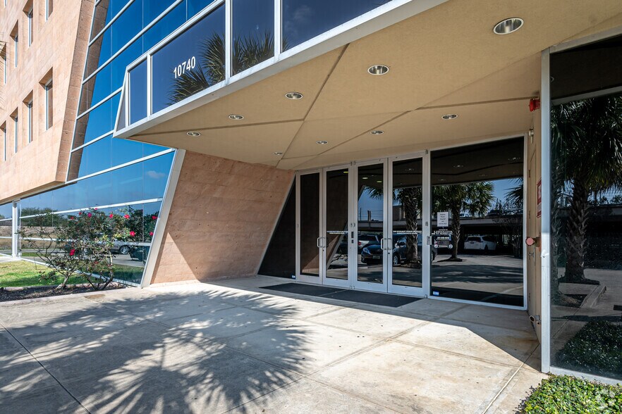 More Photos Of 7906 N Sam Houston Pky W, Houston Unknown For Lease