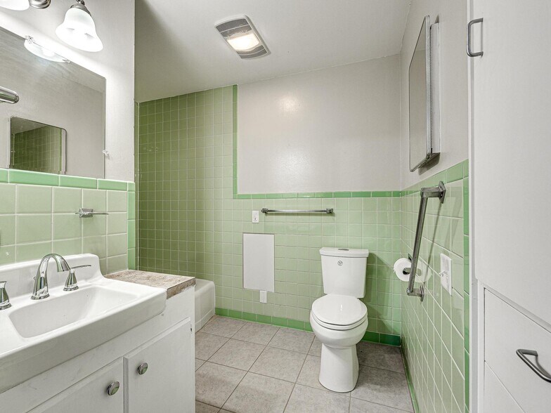 More Photos Of 901 NW 25th St, Oklahoma City Healthcare For Sale