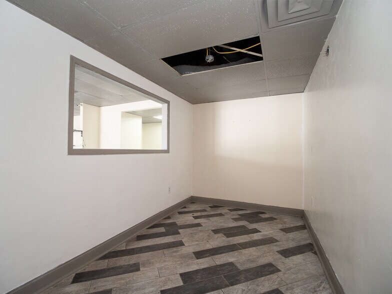 More Photos Of 916 Hempstead Dr, Cincinnati General Retail For Lease