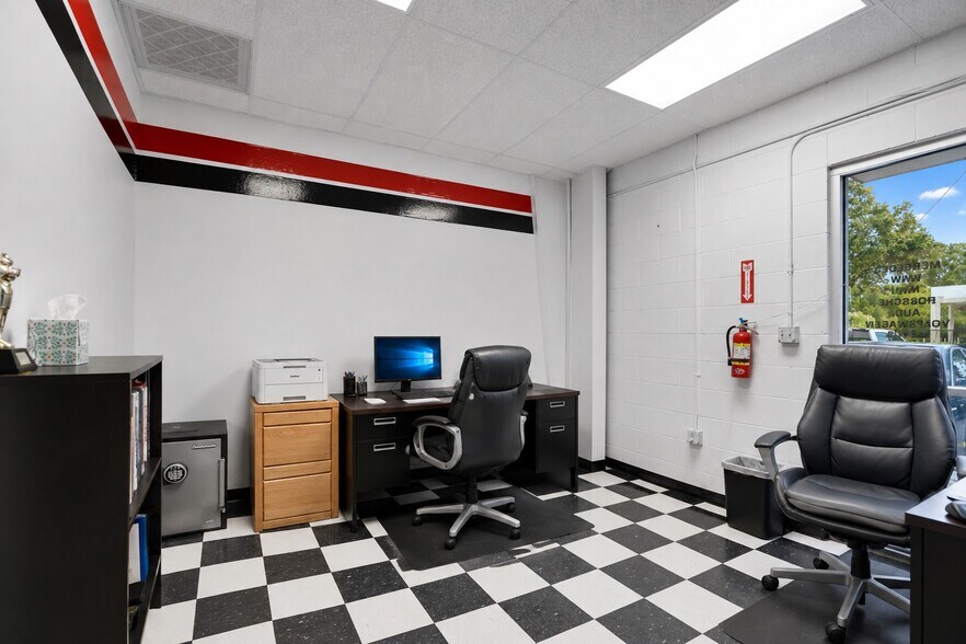 More Photos Of 2350 Us-17-92, Longwood Showroom For Sale