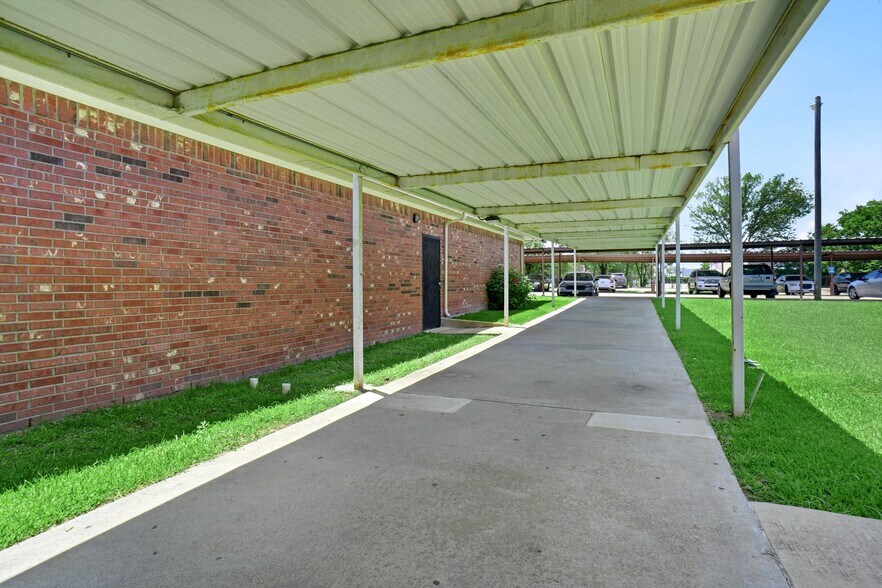 More Photos Of 8202 Elam Rd, Dallas Medical For Lease