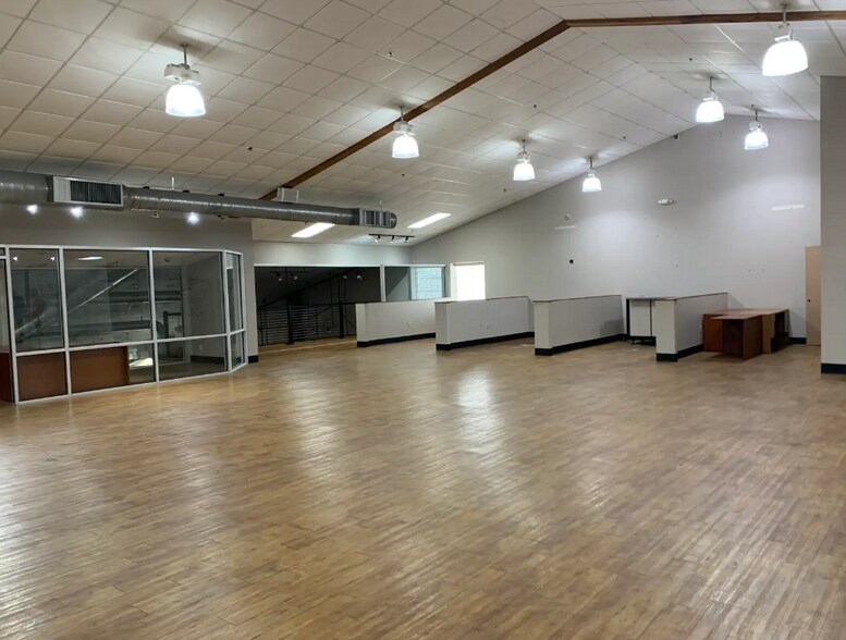 More Photos Of 2030 N Mall Dr, Alexandria Showroom For Sale