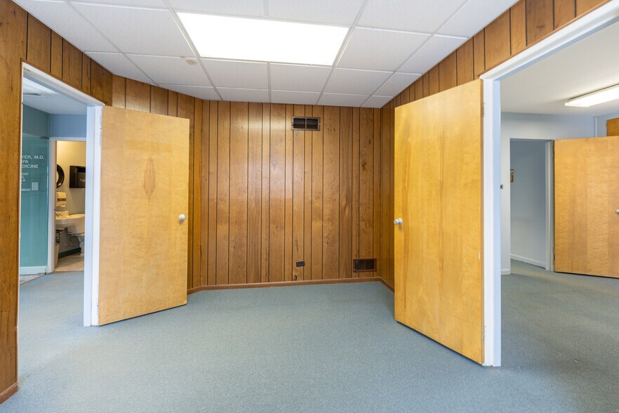 More Photos Of 5355-5365 W Devon Ave, Chicago Storefront For Lease