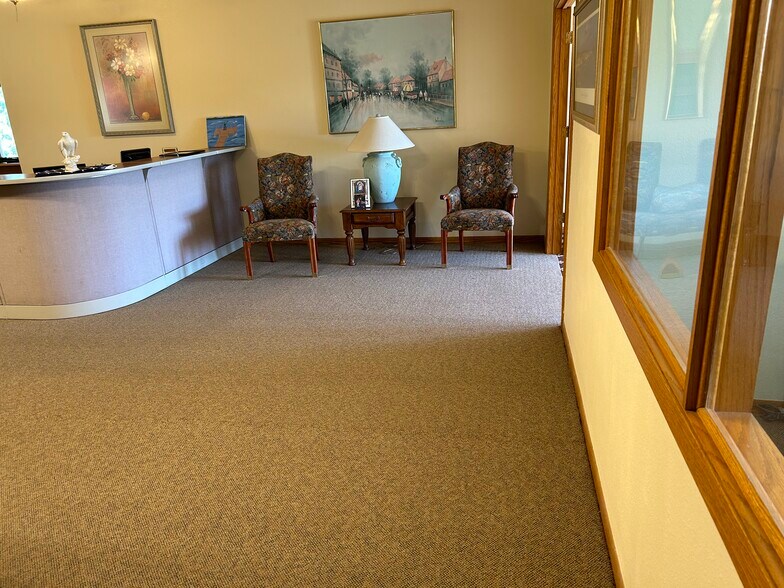 More Photos Of 335 Wycoff Dr, North Sioux City Medical For Sale