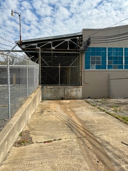 More Photos Of 911 15th St, Columbus Warehouse For Lease