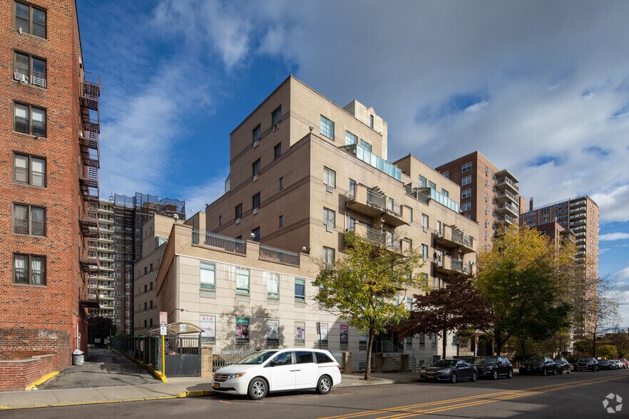 More Photos Of 4231 Colden St, Flushing Apartments For Lease