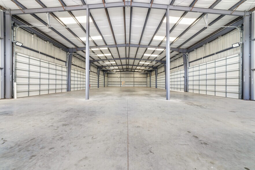 More Photos Of 6631 N Sam Houston Pky W, Houston Warehouse For Lease