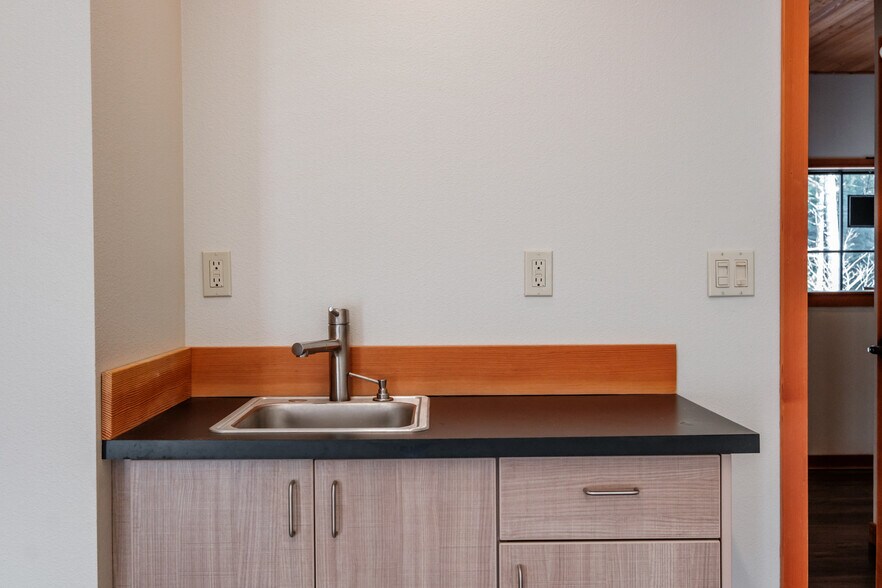 More Photos Of 755 SE College Way, Newport General Retail For Sale