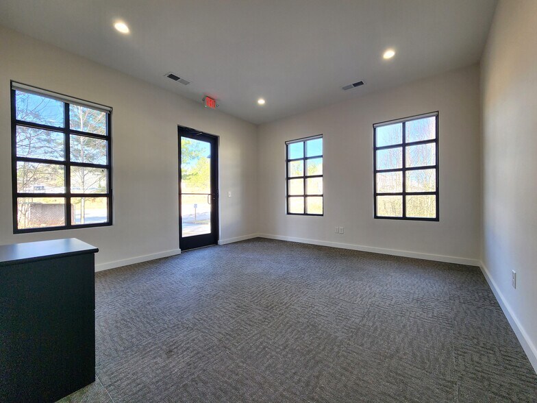 More Photos Of 6110 McFarland Station Dr, Alpharetta Medical For Lease