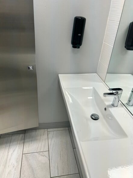 More Photos Of 5601 NW 72nd St, Oklahoma City Medical For Lease