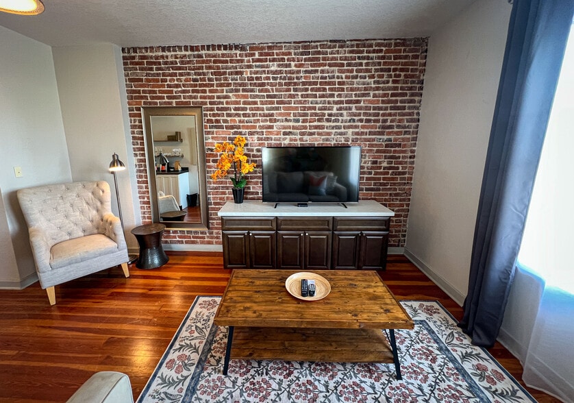 More Photos Of 215 S Woodland Blvd, Deland Hotel For Sale