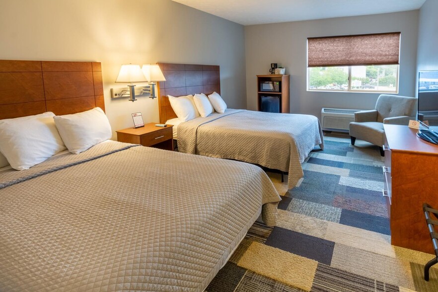 More Photos Of 255 W Lakeshore Dr, Port Clinton Hotel For Sale