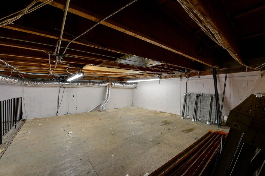 More Photos Of 14332 Oxnard St, Van Nuys Warehouse For Lease