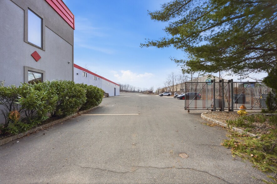More Photos Of 173 Amboy Rd, Morganville Warehouse For Lease