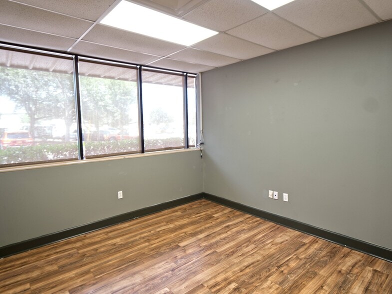 More Photos Of 402 Chairman Ct, DeBary Warehouse For Lease