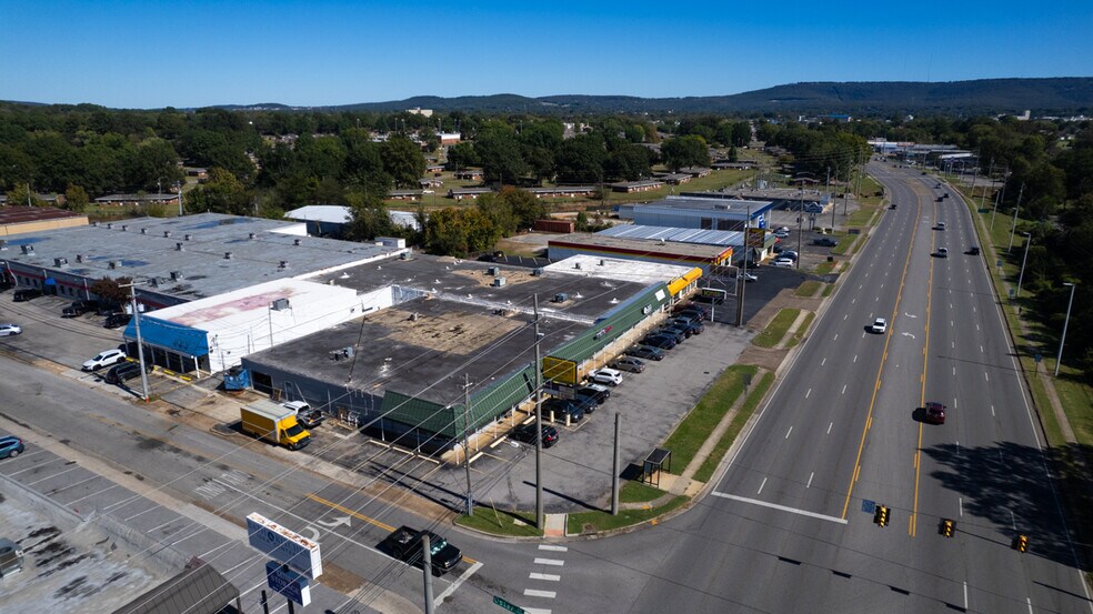 More Photos Of 3016-3020 University Dr, Huntsville Storefront Retail Office For Sale