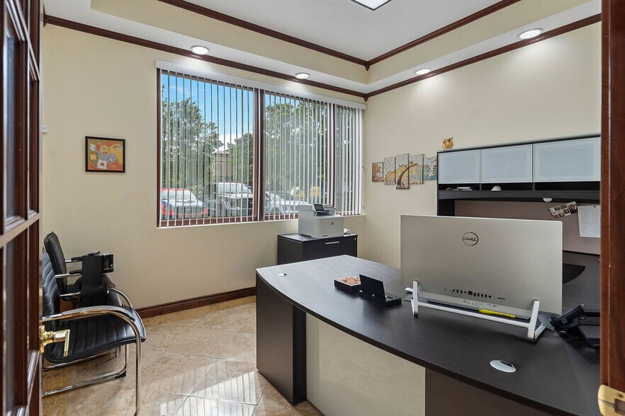 More Photos Of 7901 Kingspointe Pky, Orlando Showroom For Sale