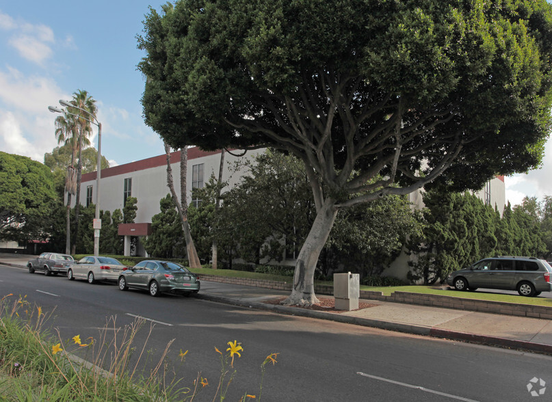 Primary Photo Of 16660 Paramount Blvd, Paramount Medical For Lease