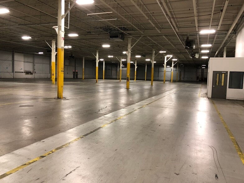 More Photos Of 1001 Foster Ave, Bensenville Warehouse For Lease