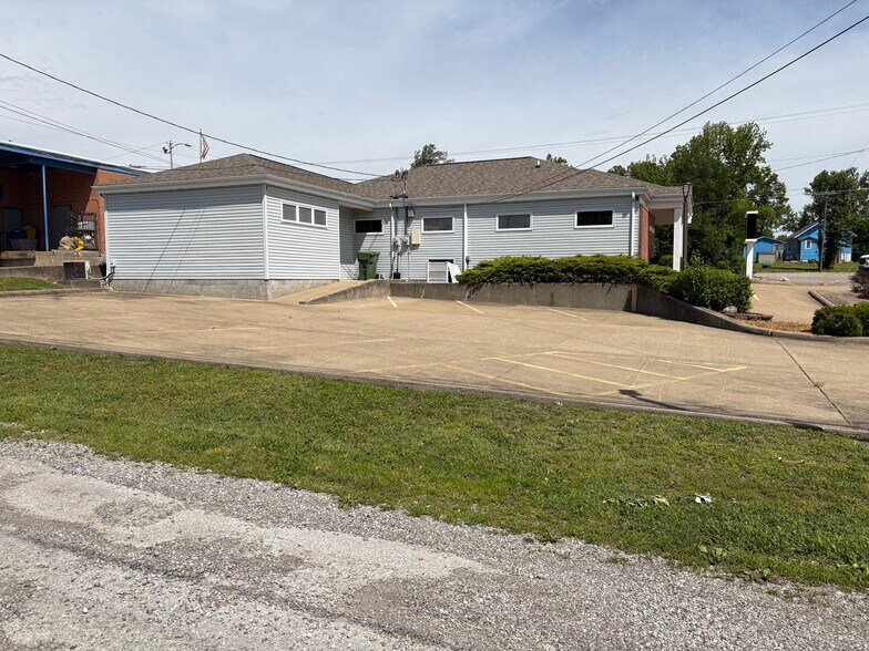 More Photos Of 201 W Broadway Blvd, Johnston City Office For Sale