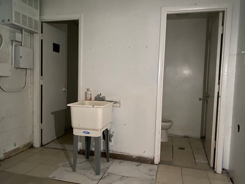 More Photos Of 6596 E State Road 44, Wildwood Storefront Retail Office For Lease