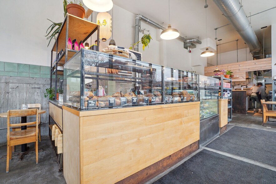 More Photos Of 751 Rue Jarry E, Montréal Fast Food For Sale