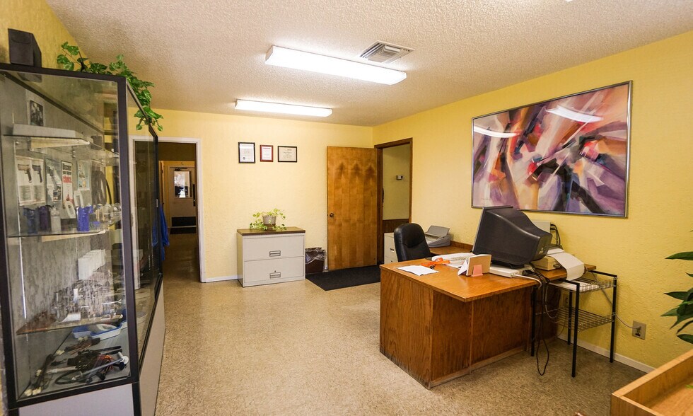 More Photos Of 1413 Sam Bass Rd, Round Rock Warehouse For Lease