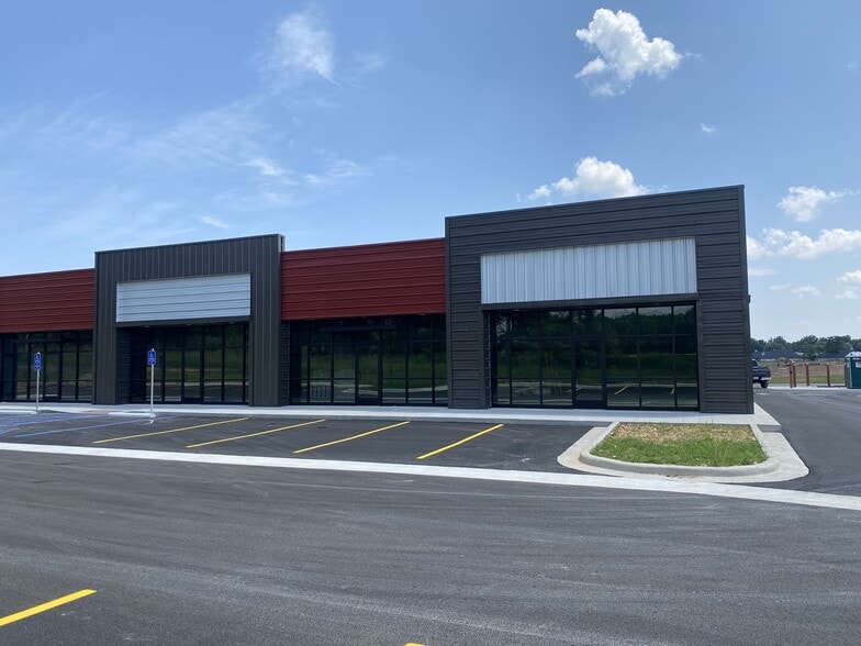 More Photos Of 1350 N Maxine Ave, Nixa Storefront For Lease