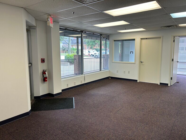 More Photos Of 308 W Rosemary St, Chapel Hill Office For Sale