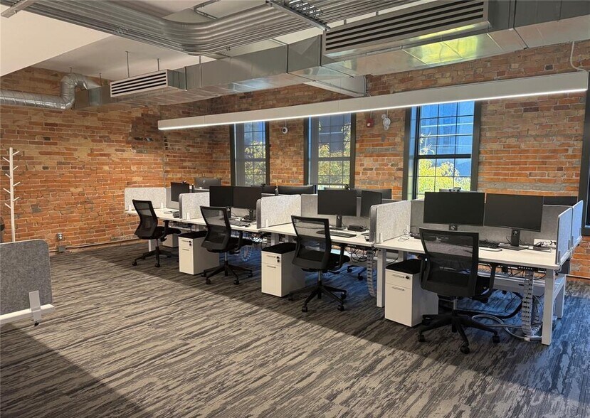 More Photos Of 46-58 Chatham St W, Windsor Office For Lease