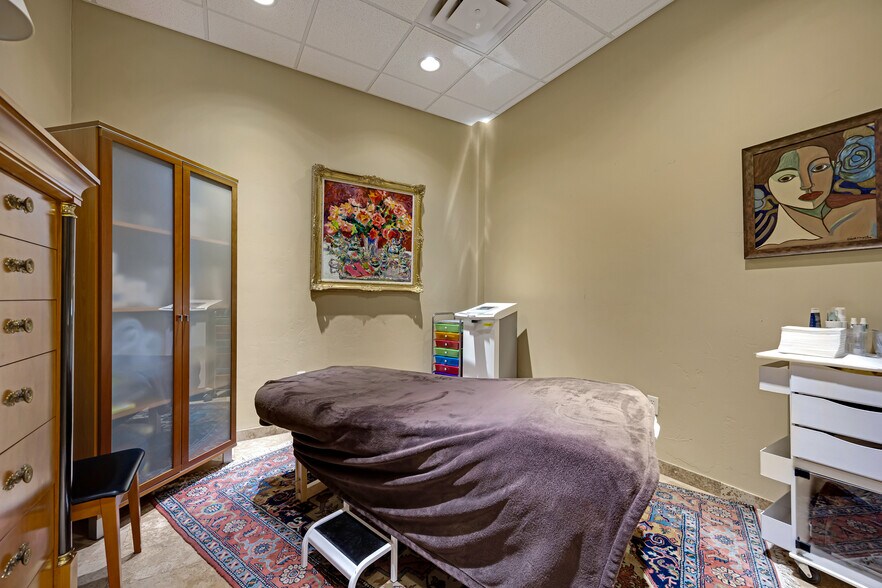 More Photos Of 7336 E Deer Valley Rd, Scottsdale Office For Sale