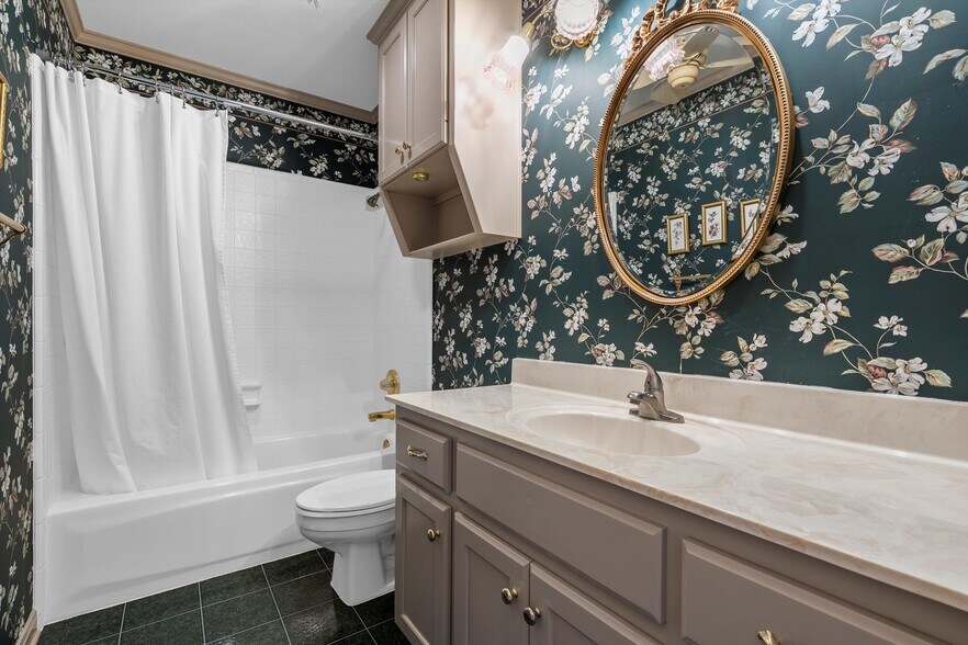 More Photos Of 103-105 E Center Street, Lorena Storefront For Sale