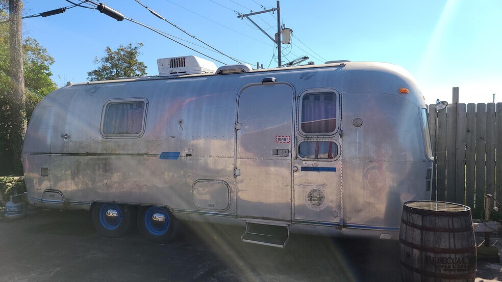 More Photos Of 622 6th St N, Texas City Bar For Lease