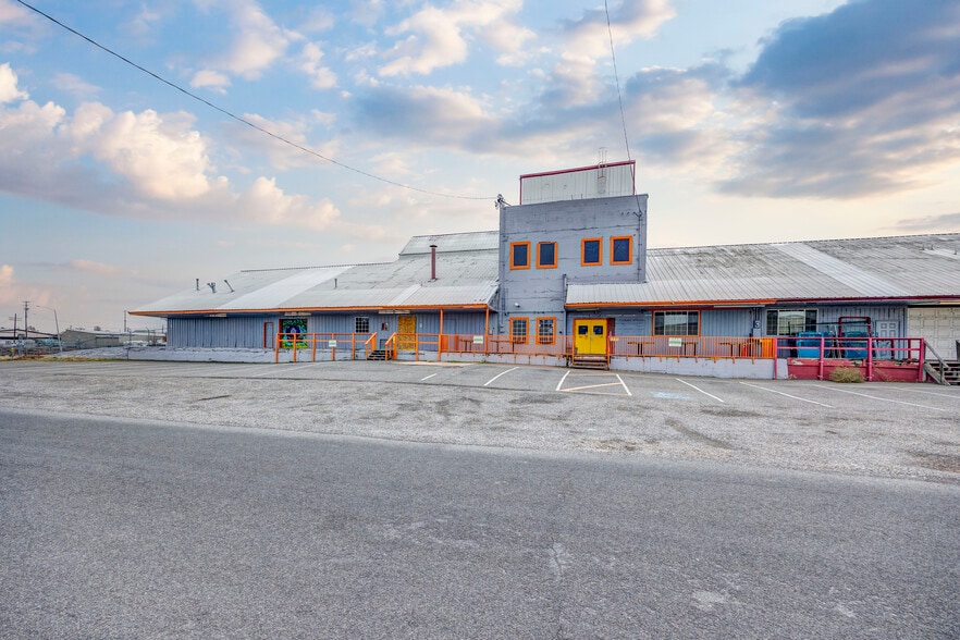 More Photos Of 206 N Benton St, Kennewick Warehouse For Lease