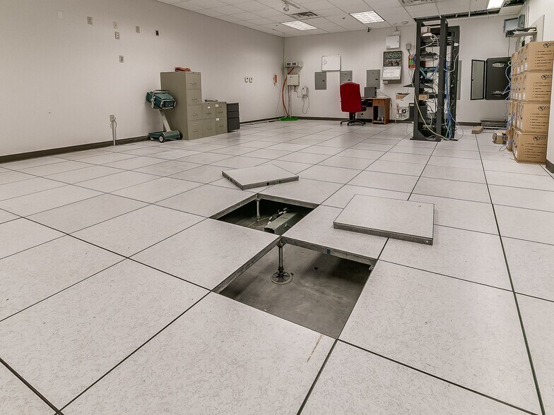 More Photos Of 9802 N Morgan Rd, Yukon Office For Sale