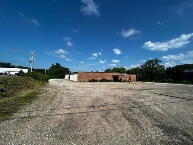 More Photos Of 2221 N 24th St, Quincy Industrial For Lease