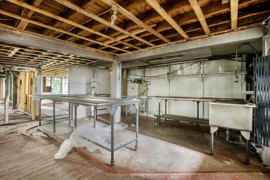 More Photos Of 70 Main St, Wellfleet Hotel For Sale