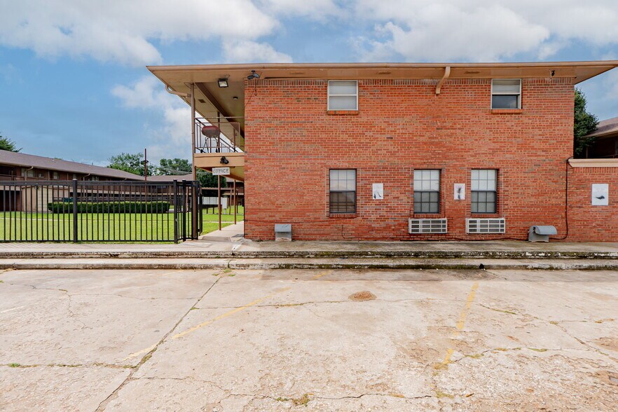 More Photos Of 3136 SW 59th St, Oklahoma City Apartments For Sale