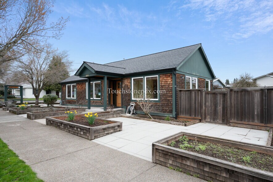 More Photos Of 685 Portland Ave, Gladstone Medical For Lease