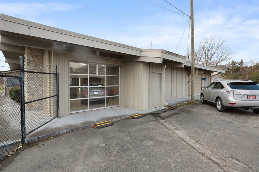 More Photos Of 2000 Columbia Ave, Franklin Freestanding For Lease