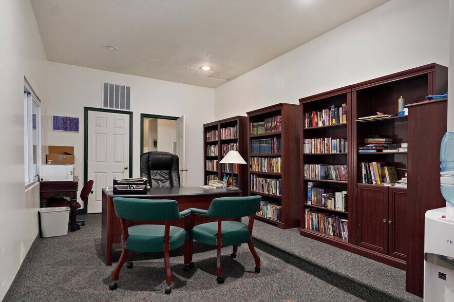 More Photos Of 2440 E Seminole St, Springfield Specialty For Sale