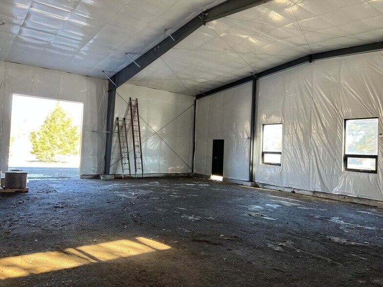 More Photos Of 574 Hudson River Rd, Waterford Warehouse For Lease