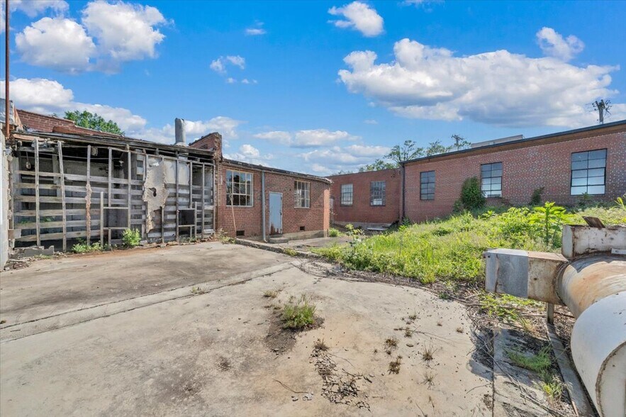 More Photos Of 231 S Colorado St, Salem Freestanding For Sale