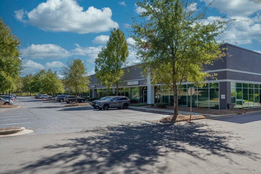 More Photos Of 9009 Perimeter Woods Dr, Charlotte Light Distribution For Lease