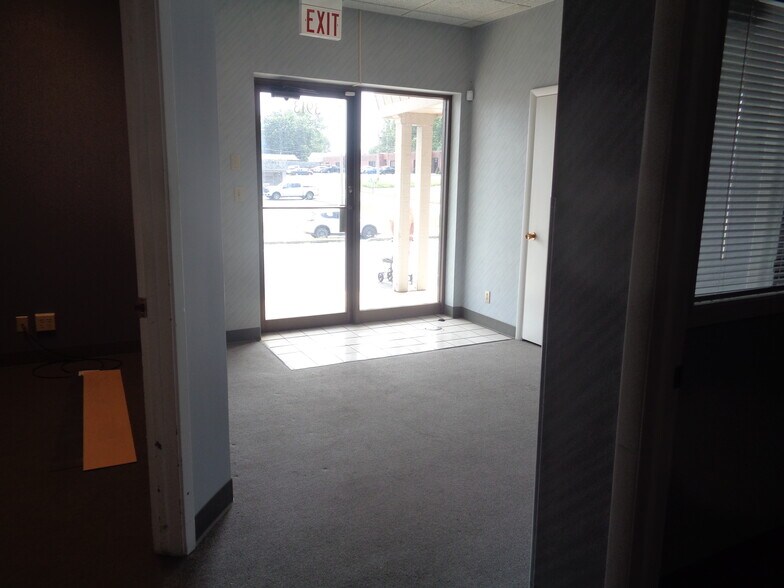 More Photos Of 3903-3913 S Lynn Ct, Independence Office For Sale