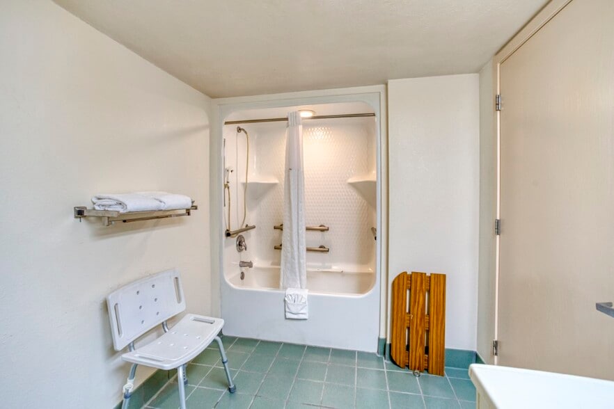 More Photos Of 2100 N Wheeler St, Jasper Hotel For Sale