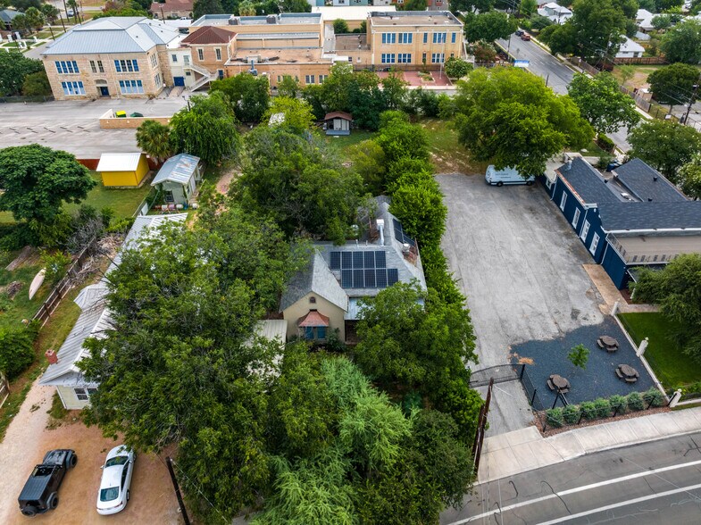 More Photos Of 1012 N Flores St, San Antonio Storefront Retail Residential For Sale